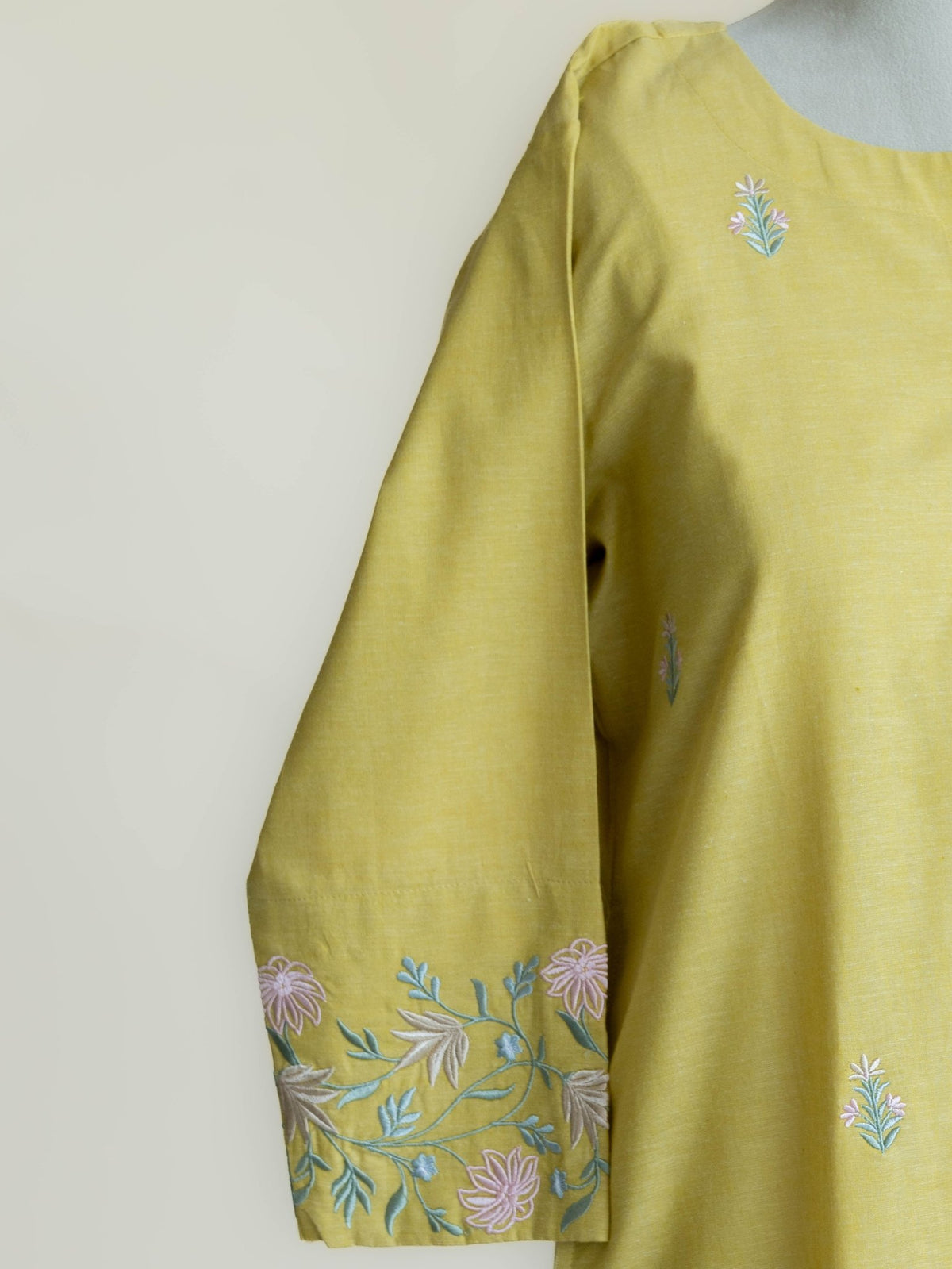 Avna Cotton Handloom Embroidered Straight Kurta - AINA