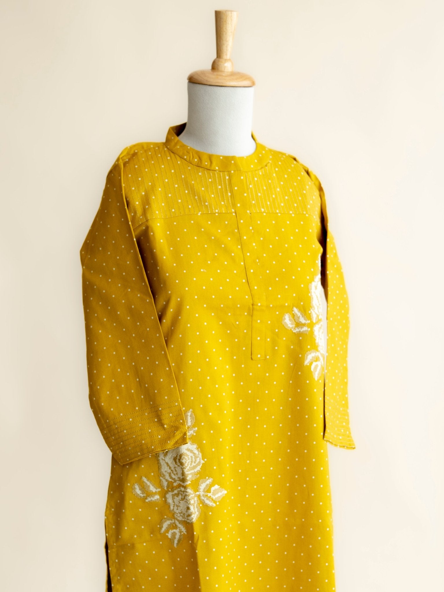 Manreet Cotton Handloom Embroidered Straight Kurta - AINA