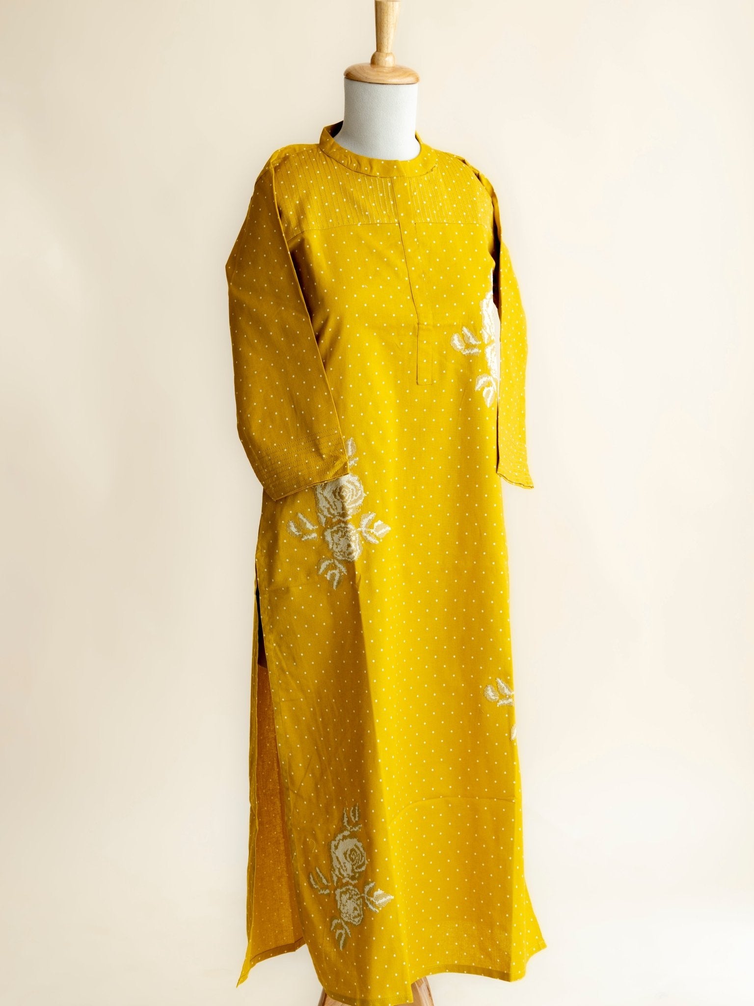 Manreet Cotton Handloom Embroidered Straight Kurta - AINA
